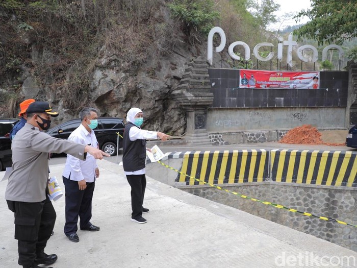 Gubernur Jatim Khofifah Indar Parawansa meninjau Jembatan Tangkeban di perbatasan Ponorogo-Pacitan. Ia ingin memastikan jembatan itu berfungsi maksimal.