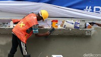 Para pekerja melakukan perbaikan halte mulai dari atap hingga lantai.