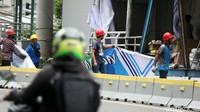 Seperti diketahui, sebanyak 46 halte dan fasilitas polisi di wilayah Jakarta dirusak massa perusuh di demo omnibus law UU Cipta Kerja pada Kamis (8/10) lalu. 