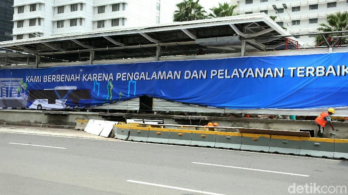 Halte TransJakarta di Jalan MH Thamrin dirusak perusuh demo Omnibus Law UU Cipta Kerja. Saat ini halte tersebut sudah mulai diperbaiki.