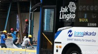 Sejumlah halte TransJakarta dirusak oleh perusuh demo Omnibus Law UU Cipta Kerja beberapa hari lalu.