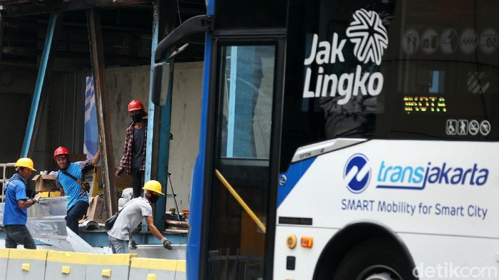 Halte TransJakarta di Jalan MH Thamrin dirusak perusuh demo Omnibus Law UU Cipta Kerja. Saat ini halte tersebut sudah mulai diperbaiki.