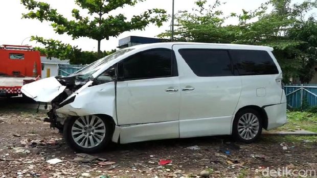 Mobil Alphard yang ditumpangi Ahmad Hanafi Rais terlibat kecelakaan beruntun di Tol Cipali, Minggu (18/10/2020). Mobil yang ditumpangi putra Amien Rais itu pun rusak.