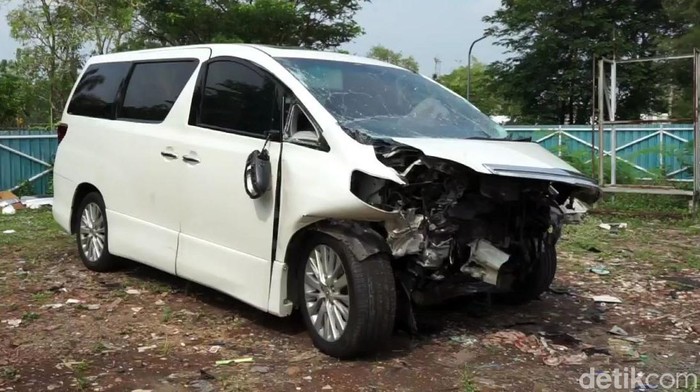 Mobil Alphard yang ditumpangi Ahmad Hanafi Rais terlibat kecelakaan beruntun di Tol Cipali, Minggu (18/10/2020). Mobil yang ditumpangi putra Amien Rais itu pun rusak.