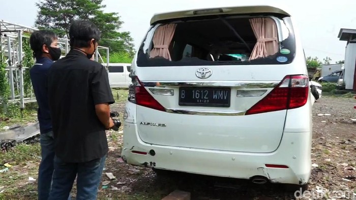 Mobil Alphard yang ditumpangi Ahmad Hanafi Rais terlibat kecelakaan beruntun di Tol Cipali, Minggu (18/10/2020). Mobil yang ditumpangi putra Amien Rais itu pun rusak.