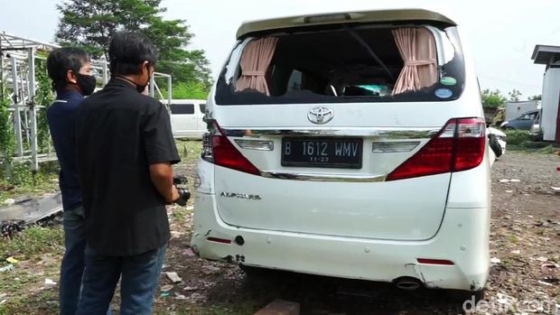 Mobil Alphard yang ditumpangi Ahmad Hanafi Rais terlibat kecelakaan beruntun di Tol Cipali, Minggu (18/10/2020). Mobil yang ditumpangi putra Amien Rais itu pun rusak.
