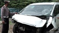 Bemper depan sudah terlepas dan terlihat dengan jelas mesin mobil.