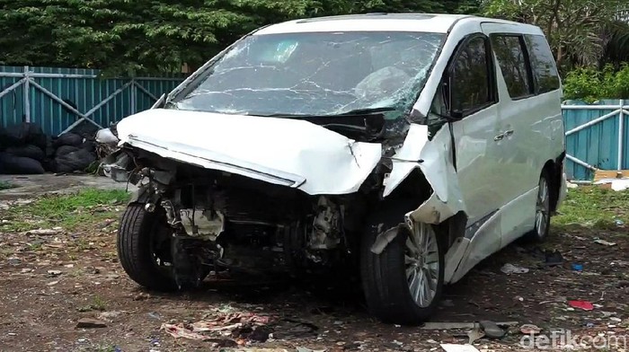Hanafi Rais Kecelakaan di Tol Cipali Mobil Alphard yang ditumpangi Ahmad Hanafi Rais terlibat kecelakaan beruntun di Tol Cipali, Minggu (18/10/2020). Mobil yang ditumpangi putra Amien Rais itu pun rusak.