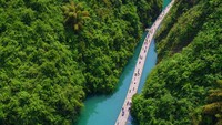 Jalan terapung ini memungkinkan warga untuk melihat-lihat lembah tanpa perahu dayung.
