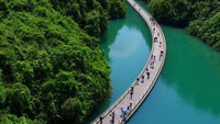 Jalan terapung ini berlokasi di Shiziguan, Hubei.