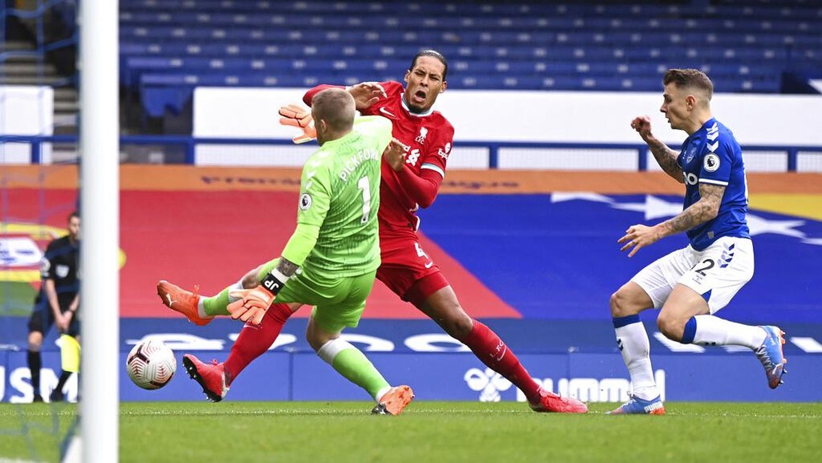 Virgil van Dijk cedera parah usai berbenturan dengan kiper Everton Jordan Pickford. (Foto: AP/Laurence Griffiths)
