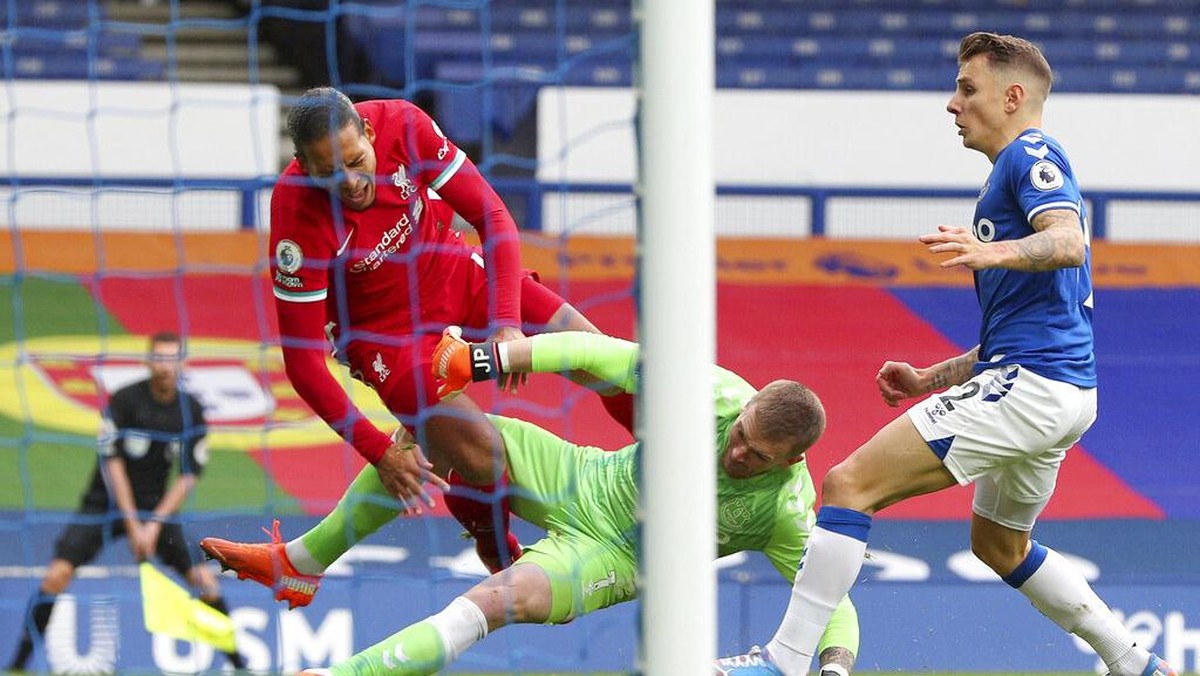 Liverpool sudah insiden melupakan cederanya Virgil van Dijk dalam Derby Merseyside di Goodison Park menjelang hadapi Everton (Foto: AP/Peter Byrne)