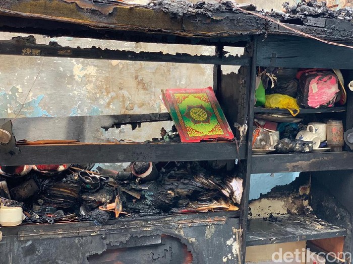 Tiga rumah di Jalan Dapuan Tegal IX Surabaya terbakar. Dalam salah satu rumah yang ludes terbakar, ditemukan Al-Quran yang masih utuh.