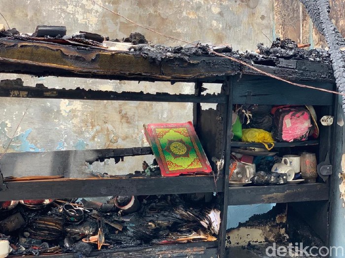 Tiga rumah di Jalan Dapuan Tegal IX Surabaya terbakar. Dalam salah satu rumah yang ludes terbakar, ditemukan Al-Quran yang masih utuh.