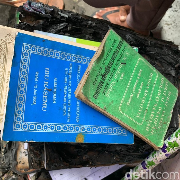 Dalam salah satu rumah yang ludes terbakar di Surabaya, ditemukan Al-Quran utuh. Tak hanya Al-Quran, tapi juga buku yasin.