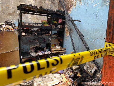 Dalam salah satu rumah yang ludes terbakar di Surabaya, ditemukan Al-Qur'an utuh. Tak hanya Al-Qur'an, tapi juga buku yasin.