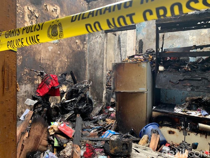 Kebakaran melalap tiga rumah di Surabaya. Api berasal dari dapur warga yang tengah memasak namun ditinggal pergi.