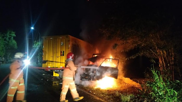 Truk boks, pikap dan motor terlibat kecelakaan. Peristiwa terjadi di Jalur Bojonegoro-Nganjuk, tepatnya di Desa Kunci, Kecamatan Dander sekitar pukul 04.30 WIB.