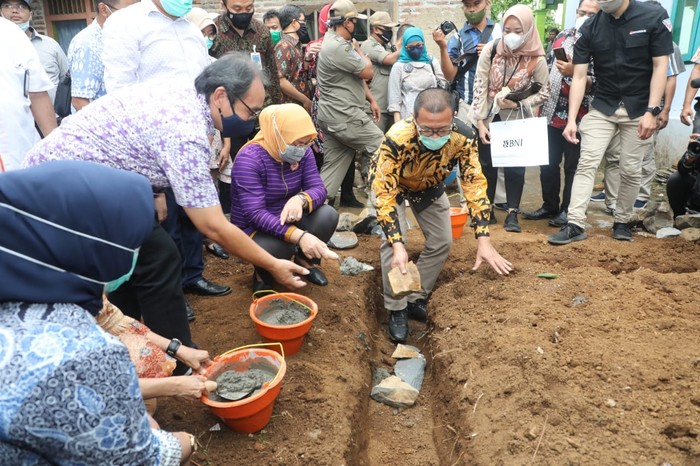 Kemnaker dan Kemendes PDTT berkolaborasi bangun 1.000 sanitasi berupa sarana air bersih dan MCK di desa-desa melalui program padat karya infrastruktur.