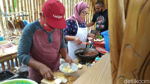Kisah Asep Samprana Sukses Jualan Rujak Bakso di Masa Pandemi