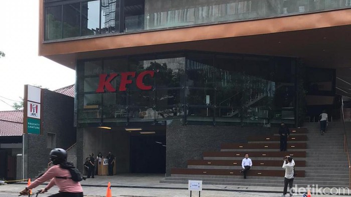 Kondisi KFC yang berlokasi di Jl. Senopati 8, Senayan, Kebayoran Baru, Jaksel pukul 10.10 WIB (Tiara/detikcom).