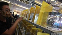 Kontes ikan hias ini menarik pengunjung sekaligus menjadi hiburan.