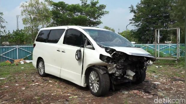 Mobil Alphard yang ditumpangi Hanafi Rais rusak di bagian depan