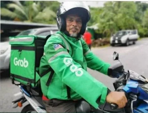 Mulia! Kepala Sekolah Ini Rela Jadi Pengantar Makanan Untuk Bantu Sekolahnya