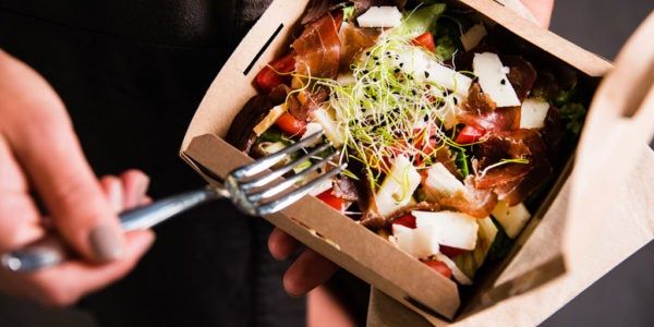 Mulia! Kepala Sekolah Ini Rela Jadi Pengantar Makanan Untuk Bantu Sekolahnya