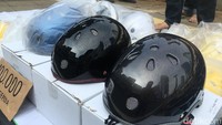 Dibanding helm khusus roadbike maupun MTB (mountain bike) yang harganya sekian ratus ribu atau bahkan hingga jutaan rupiah, helm cetok rata-rata hanya dibanderol Rp 100 ribu. (Foto: Defara Millenia Romadhona/detikHealth)