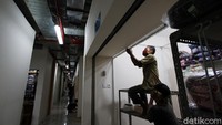 Ada juga yang merapikan kiosnya.
