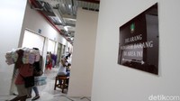 Para pedagang sudah memindahkan barang-barangnya dari pasar darurat menuju pasar Klewer yang sudah selesai pembangunannya.