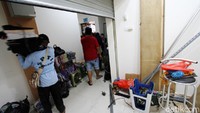 Sejumlah pedagang mengangkut barang dagagan ke dalam Pasar Klewer sisi timur.