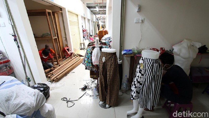 Pedagang dan juga karyawan mengangkut dan merapikan dagangannya saat pindahan di kios baru mereka di Pasar Klewer Timur, Surakarta, Minggu (18/10).  Sebanyak 526 pedagang sudah memindahkan barang-barangnya dihari terakhir pimindahan barang dari pasar darurat menuju pasar Klewer yang sudah selesai pembangunannya.