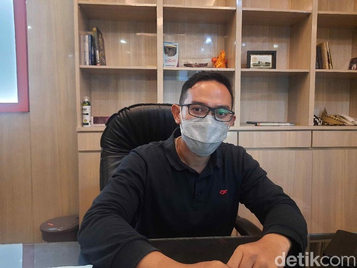 Tim Swab Hunter Surabaya telah beraksi sejak Kamis (1/10). Mereka menjaring warga yang melanggar protokol kesehatan, kemudian dilakukan tes swab di Puskesmas setempat.
