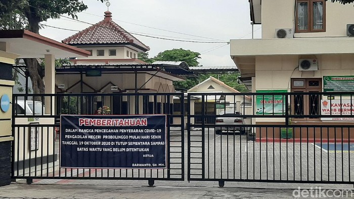 Empat pegawai Pengadilan Negeri (PN) Kota Probolinggo positif COVID-19. PN ditutup sementara mulai Senin (19/10) sampai batas waktu yang tidak ditentukan.