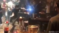 Insiden baku hantam antar pengunjung klub malam terjadi di Arena 9, Kota Palembang, Minggu (18/10/2020) dinihari. Istimewa/Screenshoot Video.