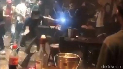 Momen Pengunjung Baku Hantam di Klub Malam Palembang
