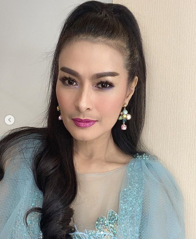 Senior Lesti di dunia dangdut, Iis Dahlia sudah lebih dulu mempercantik wajah dengan berbagai prosedur kecantikan. Pada unggahan klinik kecantikan Dermaster terungkap, Iis Dahlia melakukan perawatan tarik benang (serupa tanam benang, namun berbeda jenis benangnya), hollywood peel hingga botox. Foto: Dok. Instagram