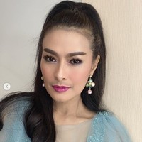 Senior Lesti di dunia dangdut, Iis Dahlia sudah lebih dulu mempercantik wajah dengan berbagai prosedur kecantikan. Pada unggahan klinik kecantikan Dermaster terungkap, Iis Dahlia melakukan perawatan tarik benang (serupa tanam benang, namun berbeda jenis benangnya), hollywood peel hingga botox. Foto: Dok. Instagram