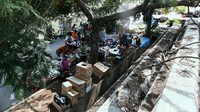 Lapak-lapak digelar di pinggir jalan dan trotoar.