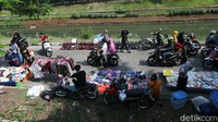 Para PKL menjajakan pakaian hingga makanan di sepanjang jalur tersebut.