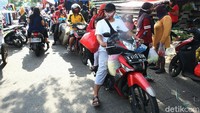 Para PKL yang menjajakan pakaian hingga makanan itu akan memicu kerumunan warga.