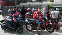 Sebagian warga berbelanja dengan mengajak anak-anaknya.