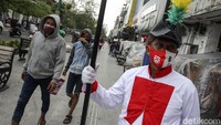 Petugas tersebut bertugas untuk mengingatkan dan menegur wisatawan yang tidak menggunakan masker.