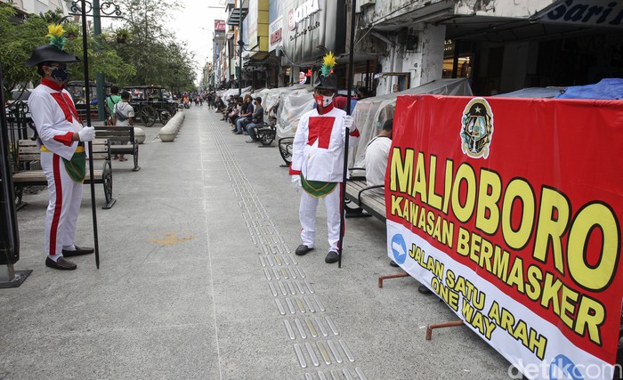 Petugas menggunakan seragam prajurit Keraton Yogyakarta saat bertugas menjaga kawasan wisata Jalan Malioboro, Yogyakarta, Minggu (18/10/2020). Petugas keamanan di Maliboro atau yang sering disebut Jogoboro mengenakan seragam khusus yang kerap dikenakan prajurit atau bergada Keraton Yogyakarta, untuk menarik daya tarik wisatawan. detikcom/Pius Erlangga