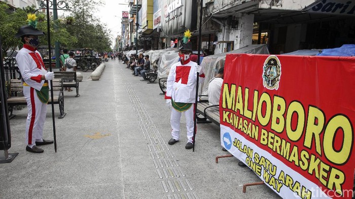 Petugas menggunakan seragam prajurit Keraton Yogyakarta saat bertugas menjaga kawasan wisata Jalan Malioboro, Yogyakarta, Minggu (18/10/2020). Petugas keamanan di Maliboro atau yang sering disebut Jogoboro mengenakan seragam khusus yang kerap dikenakan prajurit atau bergada Keraton Yogyakarta, untuk menarik daya tarik wisatawan. detikcom/Pius Erlangga