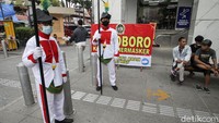 Petugas yang mengenakan seragam prajurit keraton itu berjaga di sepuluh titik kawasan wisata Malioboro.