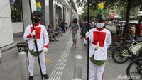 Penjagaan dengan seragam prajurit keraton itu untuk menarik minat wisatawan. 