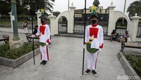 Petugas keamanan berjaga kawasan wisata Jalan Malioboro, Yogyakarta, Minggu (18/10/2020).
